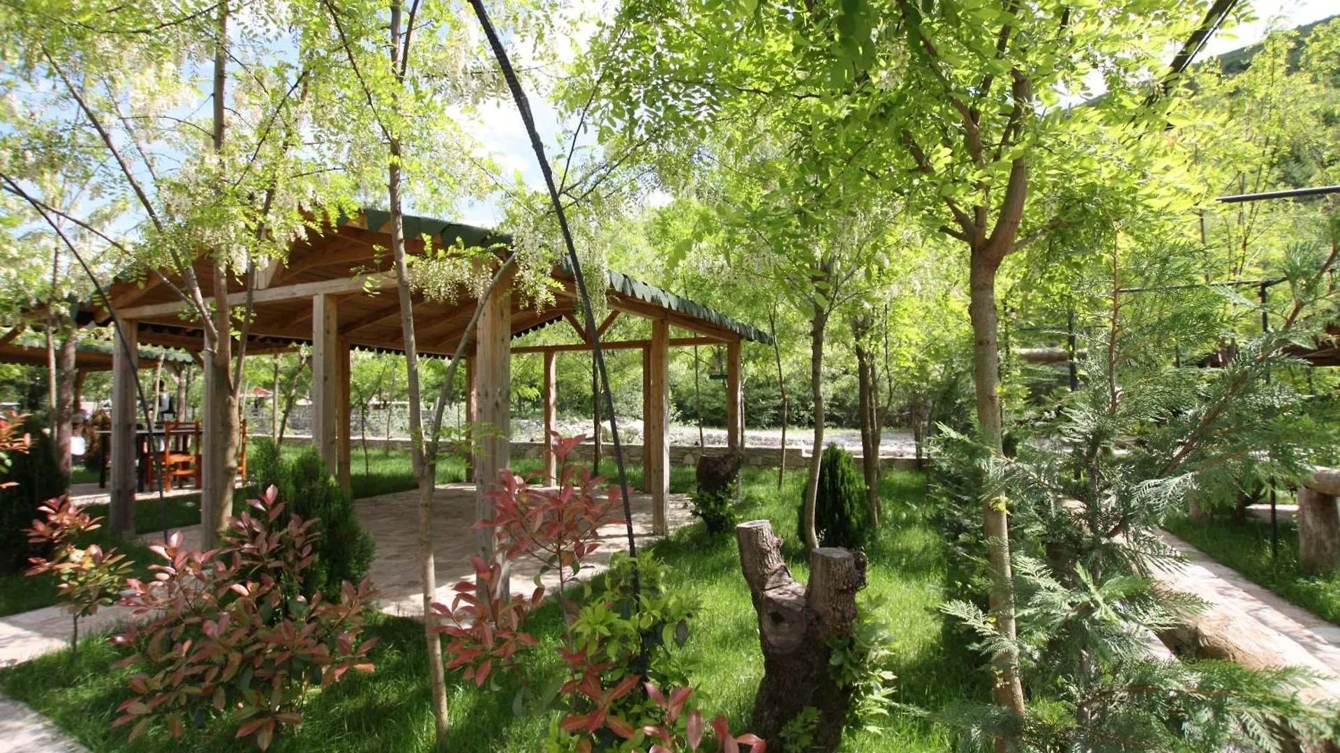 Lugina E Shengjergjit ,Bujtinat Villa Tirana Lodge