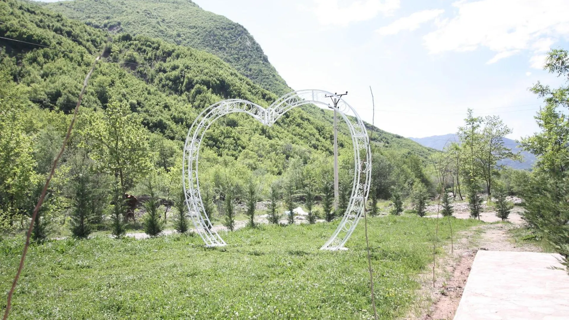 Lugina E Shengjergjit ,Bujtinat Villa Tirana
