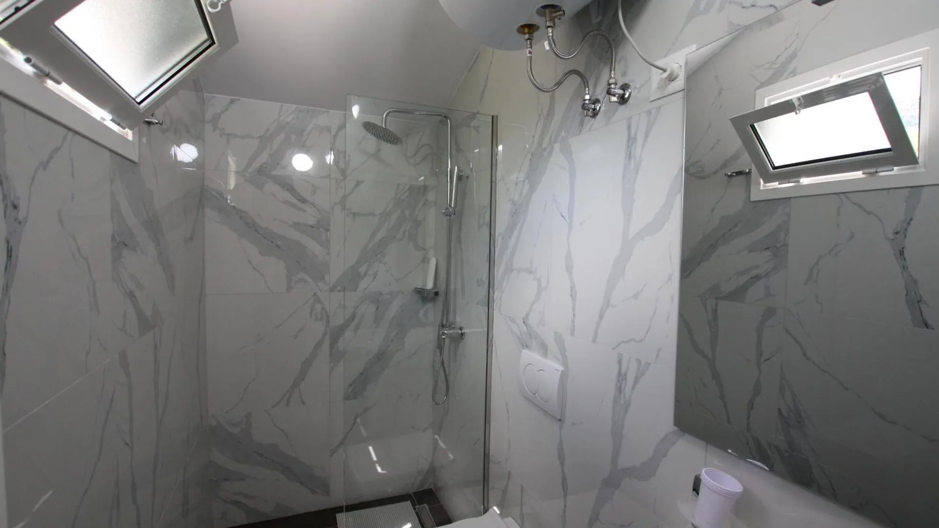 Lugina E Shengjergjit ,Bujtinat Villa Tirana