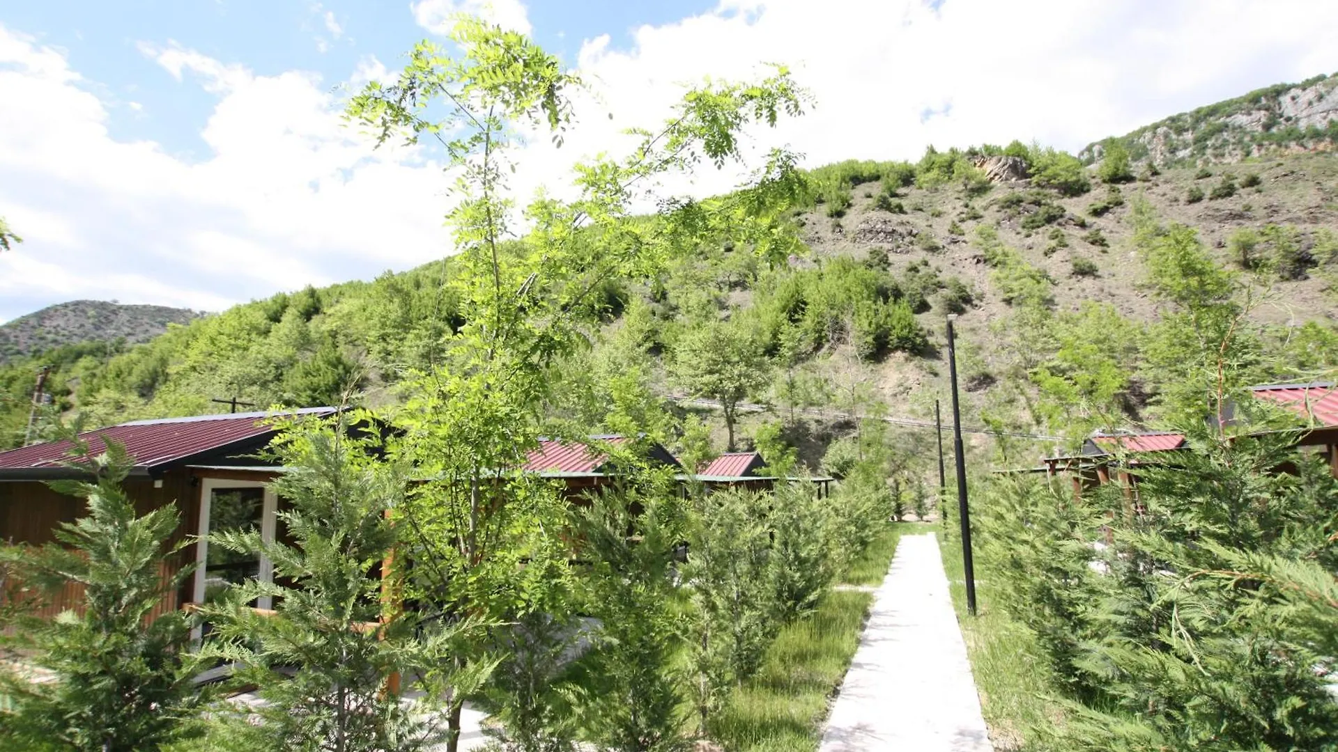 Lugina E Shengjergjit ,Bujtinat Villa Tirana Lodge