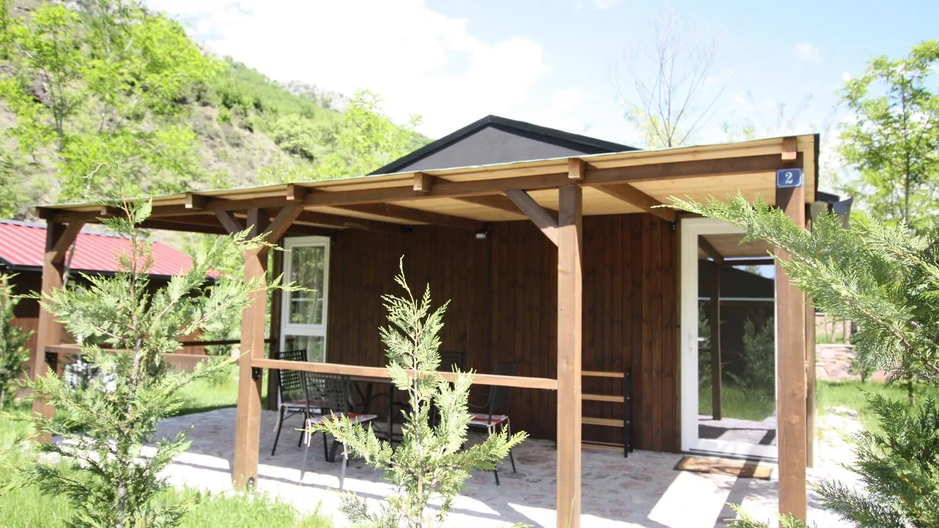 Lugina E Shengjergjit ,Bujtinat Villa Tirana Lodge