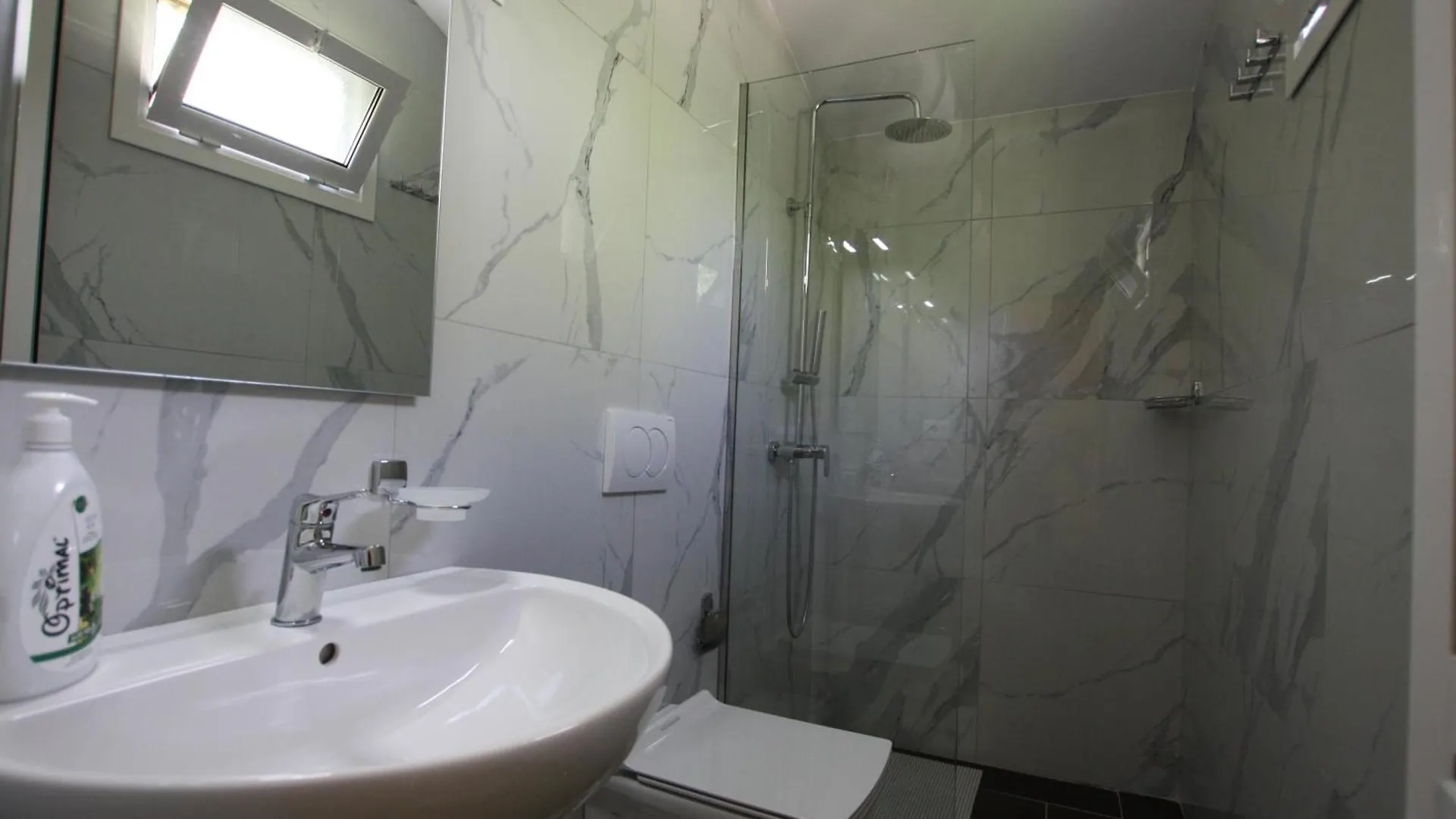Lugina E Shengjergjit ,Bujtinat Villa Tirana Lodge