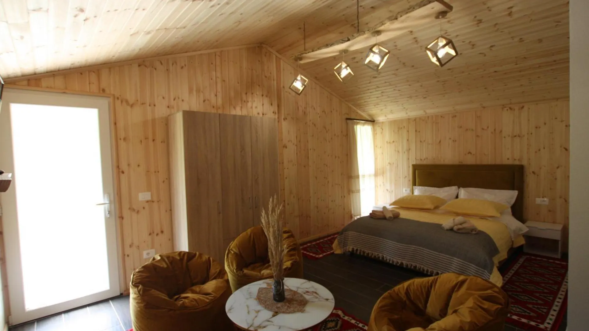 Lugina E Shengjergjit ,Bujtinat Villa Tirana