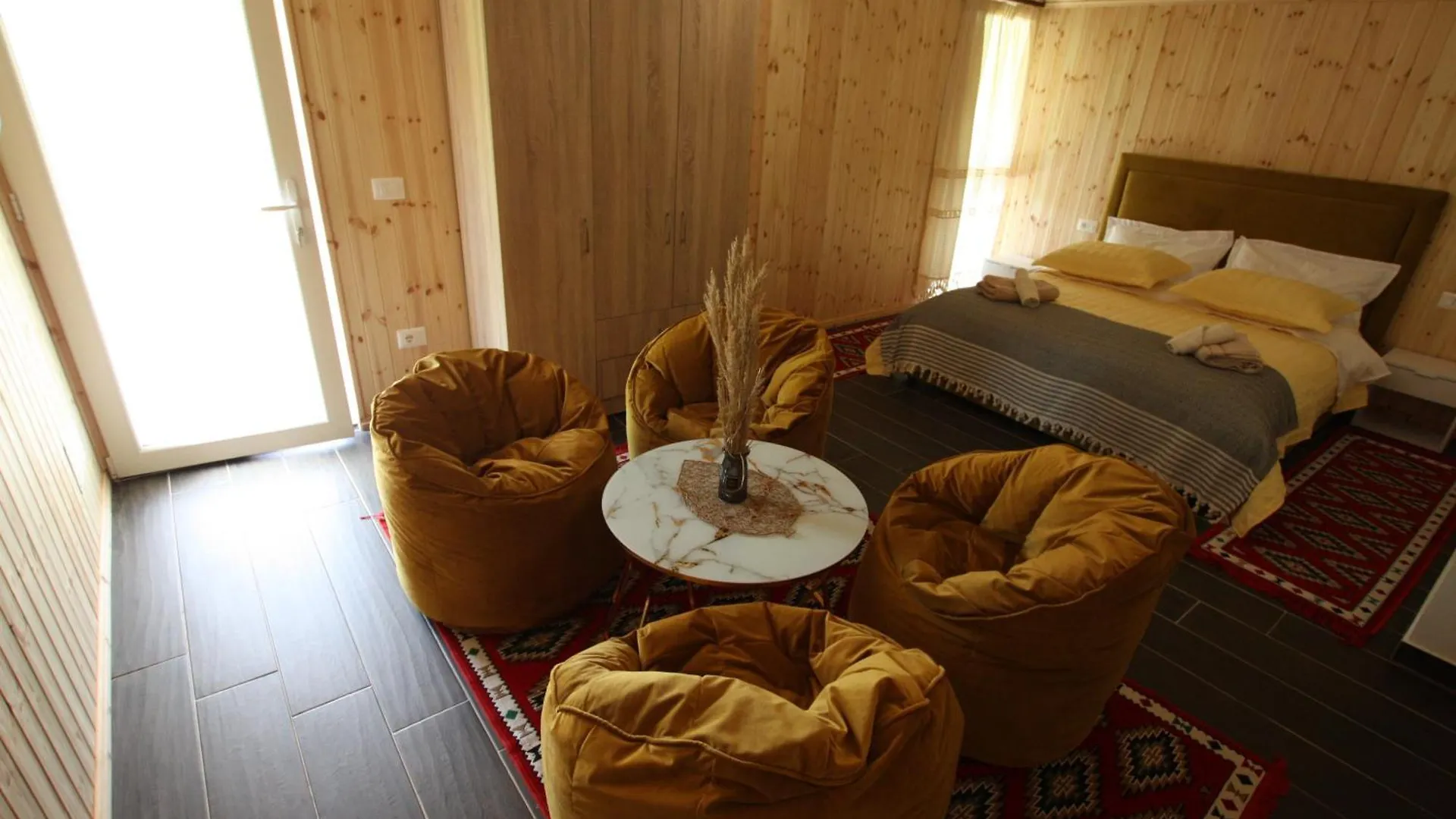 Lugina E Shengjergjit ,Bujtinat Villa Tirana Lodge