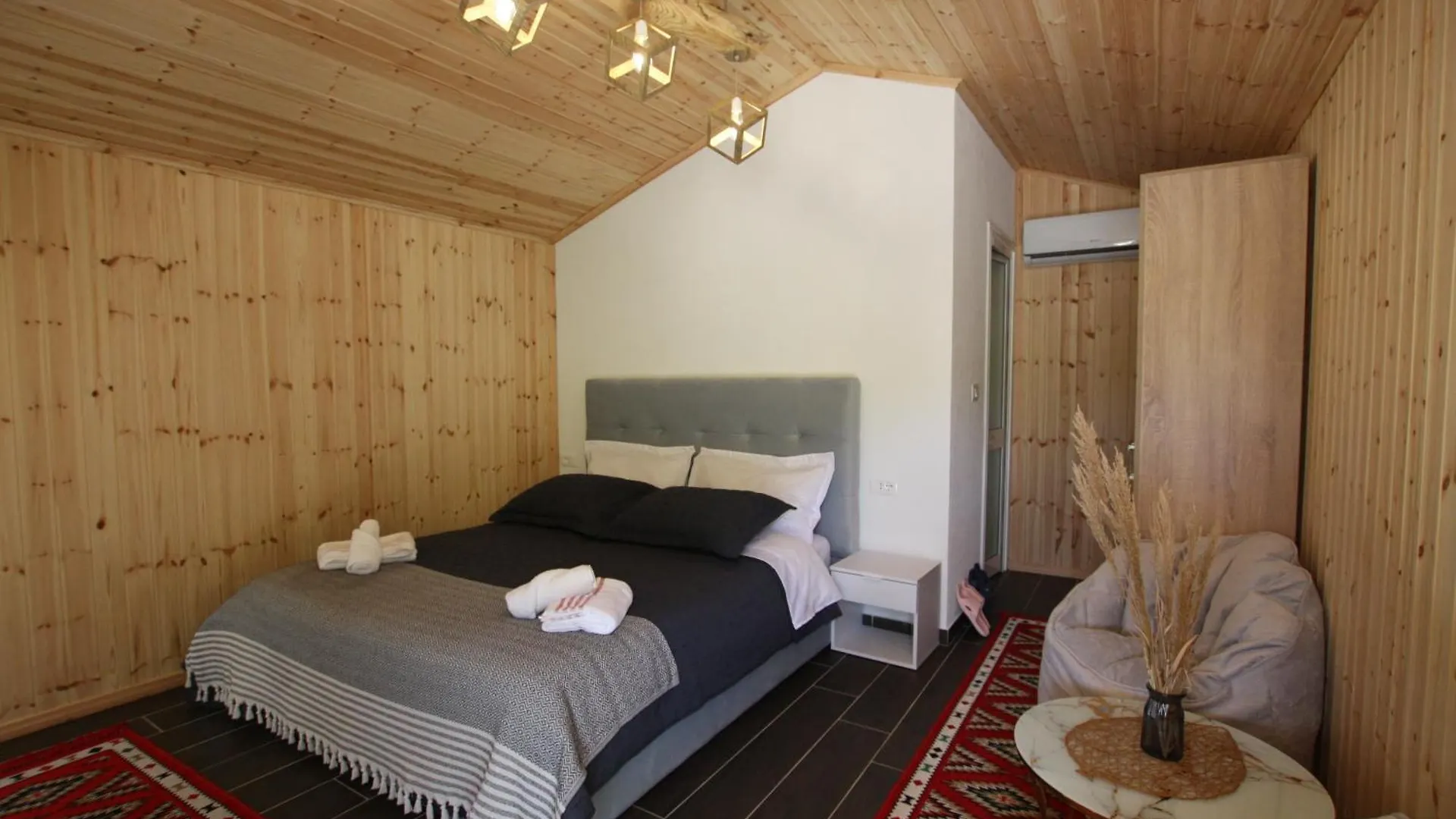 Lugina E Shengjergjit ,Bujtinat Villa Tirana